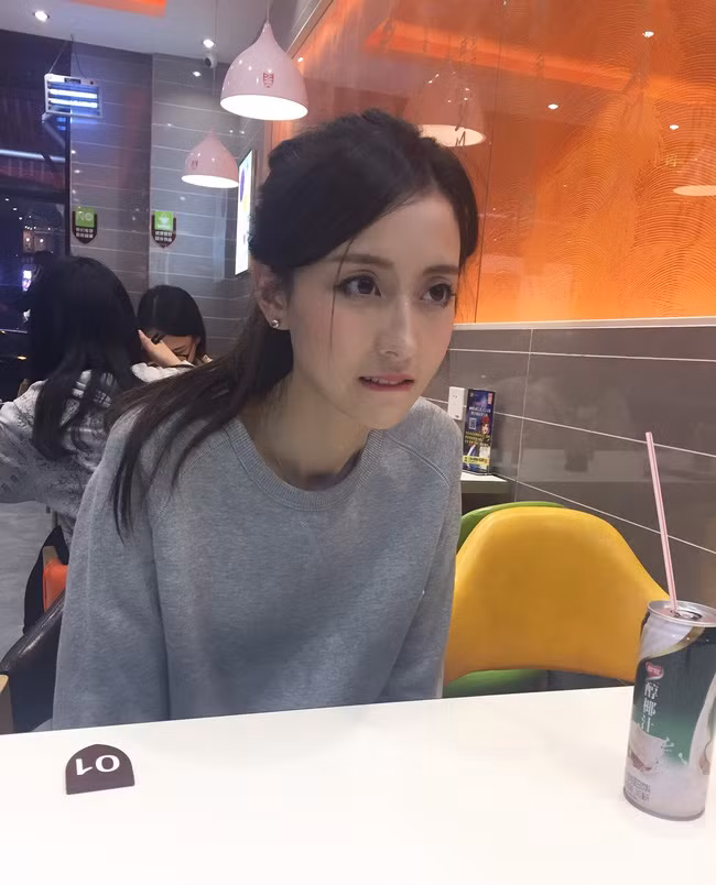 Chiếc mũi cao, đôi mắt to tròn và gương mặt biểu cảm tự nhiên là điểm cuốn hút nhất...