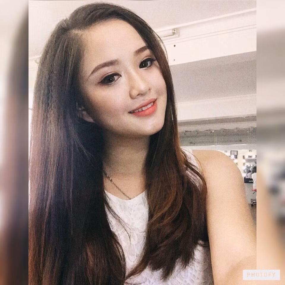 Để chứng minh điều này, Nguyễn Thị Phương - mẹ bầu hot girl đến từ Hà Nội đã chia sẻ một bức ảnh chụp trong thời điểm chị mang bầu 7 tháng có làn đen sạm, xù xì, tệ không kém trường hợp của chị Đặng Cẩm Nhung... Nhưng nhờ khả năng trang điểm, Phương vẫn tạo được một khuôn mặt rất xinh xắn, tươi trẻ, ưa nhìn và che được hết các khuyết điểm mà các chị em thường mắc phải trong khoảng thời gian hơn 9 tháng mang thai.