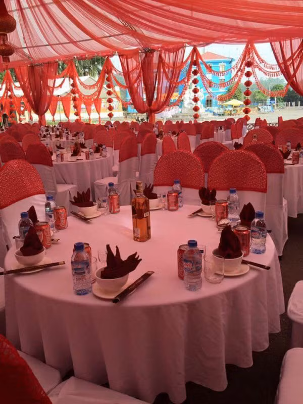 Mỗi mâm cỗ trong đám cưới đủ chỗ ngồi cho 8 người và ngoài đồ ăn thịnh soạn, sơn hào hải vị thì luôn kèm theo một chai rượu ngoại đắt tiền để phục vụ các vị khách. Dù tất cả những thông tin trên hiện mới chỉ dừng lại ở dạng tin đồn, những câu chuyện mà người dân trong vùng truyền tai nhau... nhưng thông qua những bức ảnh mà cư dân mạng lan truyền trong vài ngày qua, độ hoành tráng, xa hoa và sự giàu có của gia chủ tổ chức đám cưới này là không thể phủ nhận.