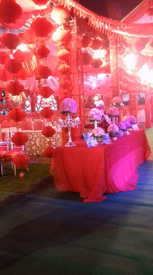 Theo thông tin chưa được kiểm chứng từ một số dân mạng tự giới thiệu là đang sinh sống ở thành phố Bắc Kạn, đám cưới này được tổ chức bởi hai gia đình rất giàu có trong tỉnh. Cô dâu, chú rể là con của hai nhà đại gia, một trong đó là chủ của chuỗi siêu thị, kinh doanh làm ăn rất phát đạt, có tiếng trong tỉnh Bắc Kạn. Đám cưới kéo dài 5 ngày với hơn 2000 mâm cỗ và mỗi một ngày lại tiếp đón cả nghìn vị khách đến chung vui, chúc phúc cho cô dâu chú rể.