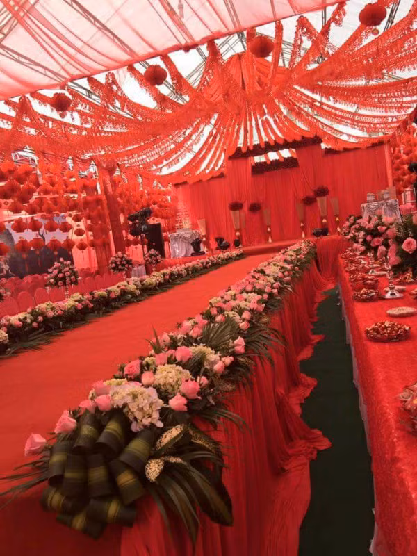 Số khác lại nhận xét khá khắt khe rằng việc tổ chức một đám cưới ở hội trường rộng đến hơn 3000m vuông, kéo dài 5 ngày và có đến 2000 nghìn mâm cỗ này thực sự như một kiểu "chơi ngông lấy tiếng", "phô trương thanh thế"... Ảnh trong bài: Beat.vn/Fanpage Thành phố Bắc Kạn.