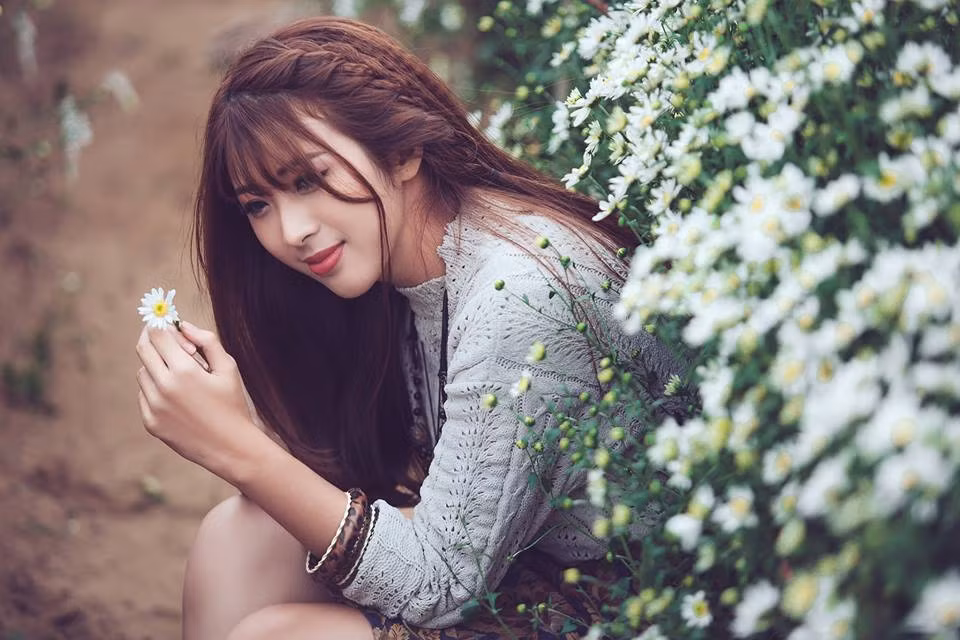 Dù không hoạt động như một nhiếp ảnh gia chuyên nghiệp nhưng những bức ảnh do chính tay Mai Phương chụp và hậu kỳ vẫn phù hợp với sở thích, thị hiếu của rất nhiều bạn trẻ. Thỉnh thoảng Mai Phương cũng tạo ra những màu sắc mới trong những bức ảnh của mình khiến nhiều phó nháy nam khách thích thú và xin học hỏi. Trên Facebook của cô nàng hàng ngày vẫn có rất nhiều cô gái, bạn trẻ đặt lịch chụp, mong muốn được Mai Phương tự tay tạo cho họ những tấm hình đẹp mắt. Ảnh: Lê Thanh.