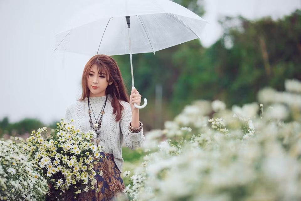 Và với chiều cao 1m65 cộng với khuôn mặt rất có nét, tươi tắn, xinh đẹp... Mai Phương cũng sẵn sàng làm mẫu ảnh cho những phó nháy, những người bạn cùng hội, nhóm với mình. Dù chưa phải là chuyên nghiệp nhưng Mai Phương chưa bao giờ ngại, tiếc công sức để cùng các đồng nghiệp, người bạn có thêm niềm vui với chiếc máy ảnh. Ảnh: Lê Thanh.