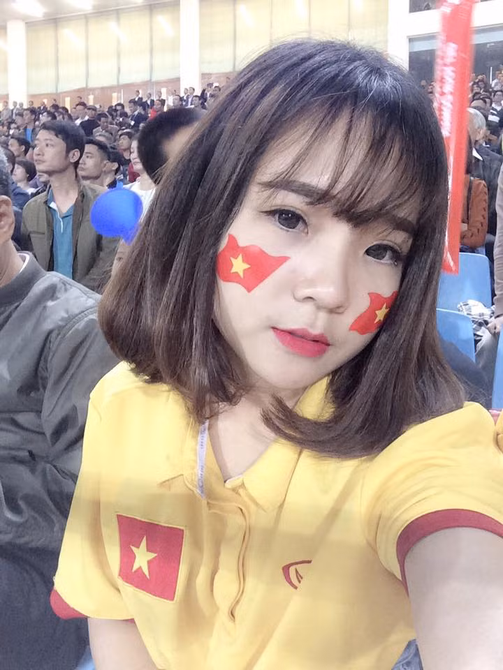 Khi phát hiện trên trang cá nhân của Xuân và Thương có rất nhiều bức ảnh "tự sướng" chụp trên khán đài sân Mỹ Đình, một bộ phận không nhỏ đã lập tức thể hiện sự khó chịu với hai cô gái này. Từ chỗ được khen ngợi xinh đẹp, Xuân và Thương bất ngờ trở thành "cái gai trong mắt" nhiều dân mạng, hai cô bị chỉ trích là "sống ảo", "đi xem bóng đá nhưng chỉ mải mê chụp ảnh check-in"... thậm chí có người còn quy chụp, cho rằng Xuân và Thương đến sân Mỹ Đình chỉ để chụp ảnh và khoe mẽ.