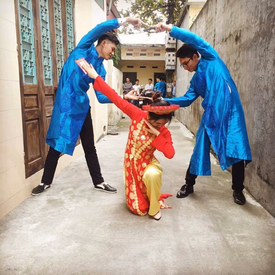 Tuy nhiên, không phải tất cả những bức ảnh này đều khiến mọi người thích thú và được khen ngợi. Cũng có khá nhiều dân mạng, đặc biệt là những người đã quen với sự nghiêm túc, thích sự trang trọng trong những đám cưới, hỏi thì hành động vui đùa, chụp ảnh của dàn bê tráp kiêm hoạt náo viên này lại bị cho là hơi "trẻ con".