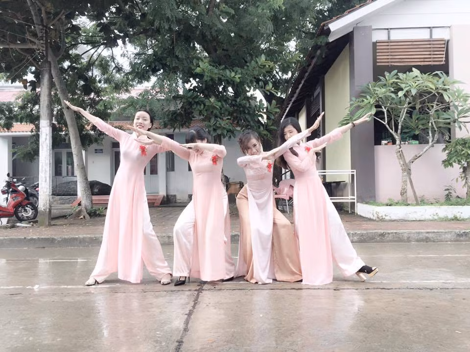 Từ khi phong trào chụp ảnh "tự sướng", với nhiều kiểu dáng độc lạ trở nên phổ biến... thì trong những đám cưới ở Việt Nam những tấm ảnh cô dâu, chú rể "xếp hình" cùng dàn bê tráp cũng xuất hiện nhiều hơn. Trong trang phục áo dài ăn hỏi, cô dâu cùng những cô bạn gái thân thiết của mình đã tạo ra không ít những kiểu tạo dáng hài hước, tinh nghịch khiến dân mạng không khỏi phì cười.