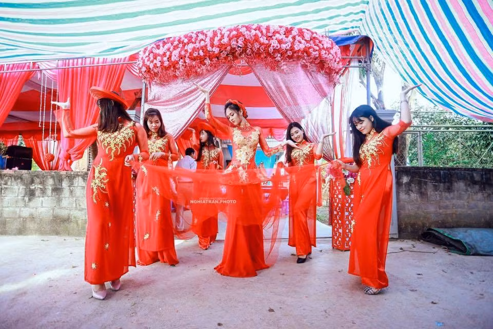 Cộng đồng mạng Việt từng rất nhiều lần xôn xao, bày tỏ sự thích thú với những bộ ảnh, clip thú vị về những dàn bê tráp toàn các cô gái xinh như mộng, duyên dáng nhưng cũng không kém phần tinh nghịch, khiến cho người xem ảnh và các quan khách đến chung vui cảm mến. Đã có không ít dòng bình luận của các bạn trẻ thể hiện ý ghen tị với cô dâu, chú rể khi họ có một hội bạn thân tuyệt vời, cùng nhau tạo ra những khoảnh khắc khó quên trong ngày hạnh phúc.