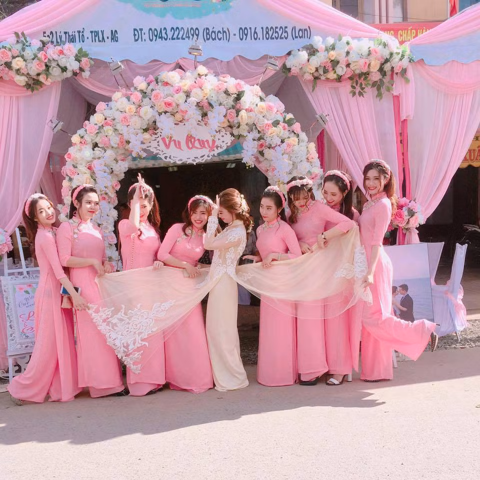 Theo quan điểm của nhiều người, áo dài là trang phục mang đậm nét truyền thống, là một phần biểu tượng văn hóa Việt Nam nên người mặc cần trân trọng và giữ gìn nó.