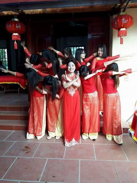 Đặc biệt trong những đám cưới, hỏi mà dàn bê tráp là những người bạn thân thiết của cô dâu, chú rể, có tuổi đời và tính cách trẻ trung, ngoài phần trách nhiệm với công việc trong đám cưới, họ còn có thể kiêm thêm nhiệm vụ của những "hoạt náo viên", cùng nhau bày trò nghịch ngợm và tạo ra những hình ảnh hết sức thú vị. Hình ảnh những dàn bê tráp "bá đạo" dưới đây được cho là chỉ có trong những đám cưới, đám hỏi ở Việt Nam, nơi những nét văn hóa truyền thống được pha trộn với sự hiện đại, tinh nghịch của những con người trẻ tuổi.