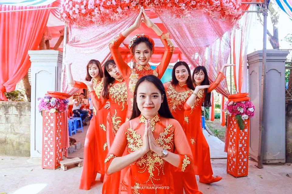 Phù dâu, phù rể, dàn bê tráp nam thanh nữ tú là những nhân tố không thể thiếu và có vai trò rất quan trọng những đám cưới, đám ăn hỏi ở Việt Nam. Họ không chỉ trực tiếp tham gia vào những công việc giúp đỡ cô dâu, chú rể, gia đình đôi bên hoàn thành các thủ tục, nghi lễ cưới hỏi mà còn góp phần tạo cho không khí ngày vui của đôi lứa trở nên rộn ràng, tươi vui, sôi động hơn.