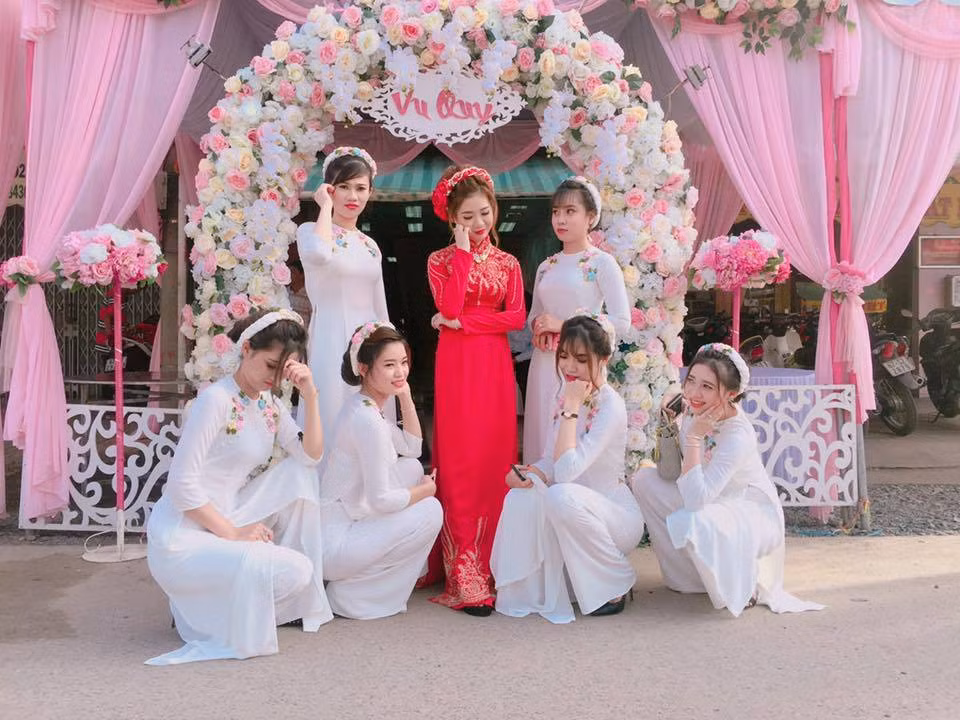 Và đôi khi, những cách tạo dáng nghịch ngợm quá trớn với chiếc áo dài truyền thống của các thành viên trong dàn bê tráp cũng bị phê bình là tạo ra sự phản cảm.