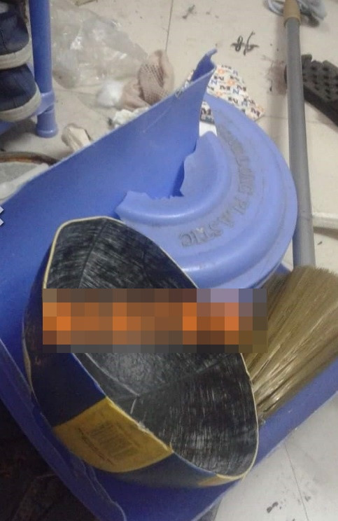 Đây là bức ảnh đang được cư dân mạng Việt lan truyền rộng rãi trong những ngày đầu tiên của tháng 12, nó được mô tả rằng đó là cách chia đồ đạc cực "bá đạo" của một nữ sinh viên với bạn ở cùng phòng trọ sau khi quyết định chuyển đi vì 2 người xảy ra xích mích. Có thể thấy ngay trong ảnh là những món đồ như xô, chậu, chổi quét nhà... đều bị cưa làm đôi và chắc chắn sẽ không thể sử dụng được nữa và các bạn trẻ phải cúi đầu bái phục trước sự sáng tạo của chủ nhân màn chia đồ đạc này.