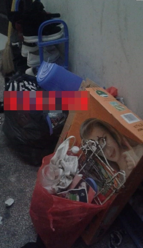 Theo tiết lộ của người đăng tải loạt ảnh này lên mạng xã hội, đây là cảnh chụp được trong phòng trọ của một người bạn sau khi cô gái ở cùng phòng trọ đã chuyển đi. Do trước đây khi về ở cùng nhau, đồ đạc, đồ dùng sinh hoạt đều được hai người góp tiền mua chung, nên khi rời phòng, cô bạn kia đã "chia đôi" chúng theo đúng nghĩa đen. Và với hành động này, nữ sinh viên vẫn chưa lộ diện đó đã được dân mạng Việt phong cho là "cô gái ky bo nhất thế kỷ".