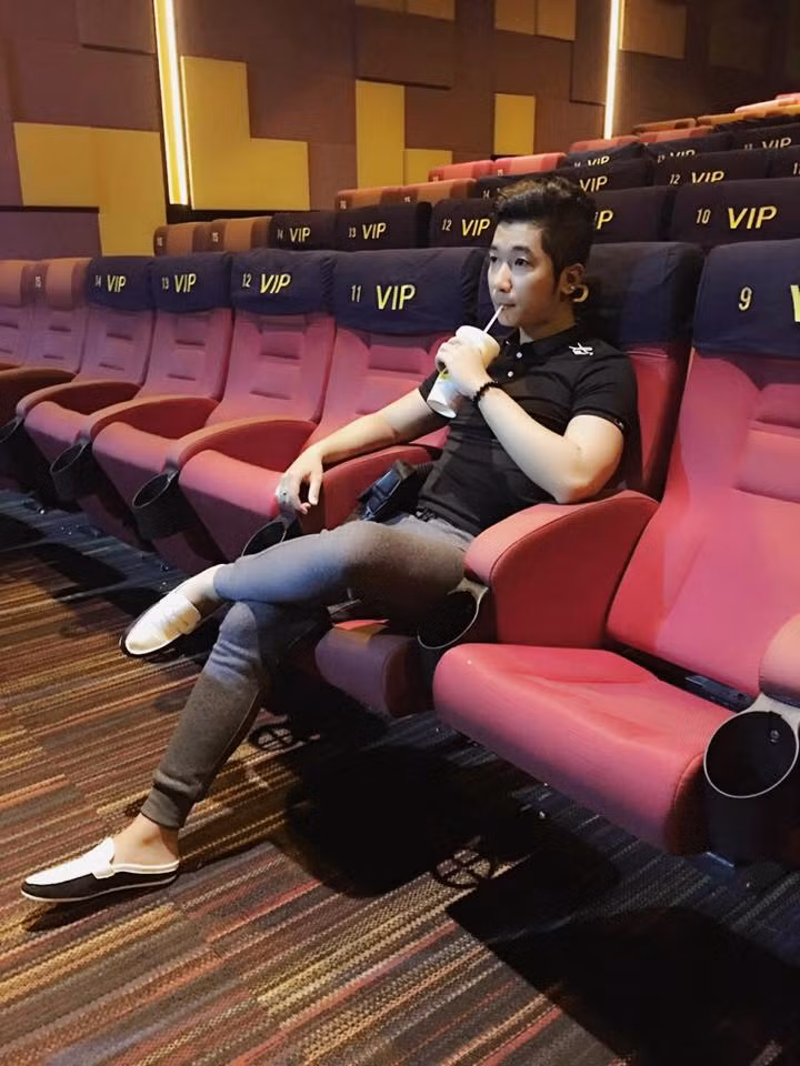 Làm công việc quản lý kết hợp với kinh doanh nên dễ hiểu vì sao Hoàng Long luôn khá bận rộn. Tuy nhiên trên trang cá nhân của mình, chàng trai 9X Hà thành thỉnh thoảng vẫn khoe những khoảnh khắc thư giãn, nghỉ ngơi ở những nơi sang trọng. Thời gian rảnh Long thường xuất hiện ở những khu nghỉ dưỡng hạng sang, đi cafe ở các quán nổi tiếng... và luôn giữ vẻ ngoài rất lịch lãm, gọn gàng, đậm chất một người thành đạt, giàu có.