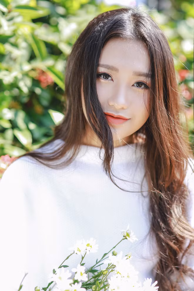 Không chỉ vậy, Hải My còn sớm bộc lộ nhiều năng khiếu như hát, chơi đàn piano và đặc biệt là tố chất để trở thành một người mẫu trong tương lai. Được nhiều dân mạng, bạn bè quan tâm, xin kết bạn trong suốt vài ngày qua nhưng Hải My luôn tỏ ra rất ngượng ngùng, khiêm tốn. Được nhiều 9X, 10X gọi là "con nhà người ta" bởi thành tích học tập, năng khiếu và cả cách ứng xử thường ngày với thầy cô, bố mẹ của Hải My đều toàn diện... nhưng cô bạn lại tỏ ra khá e ngại với cách gọi này.