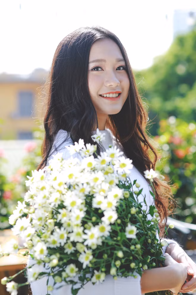 Không chỉ gây sốt mạng bằng bộ ảnh chụp cùng cúc họa mi rất bắt mắt, nữ sinh 10X trường Marie Curie Hà Nội còn được biết đến với thành tích học tập đáng nể. Từ năm lớp 1 đến lớp 10, Hải My luôn là một học sinh khá, giỏi được nhiều thầy cô, bạn bè yêu mến. Là năm đầu tiên học tập tại THPT Marie Curie nhưng Hải My đã nhiệt tình tham gia nhiều hoạt động chương trình sinh hoạt của một số hội nhóm trong trường liên quan đến các lĩnh vực như MC, thời trang.