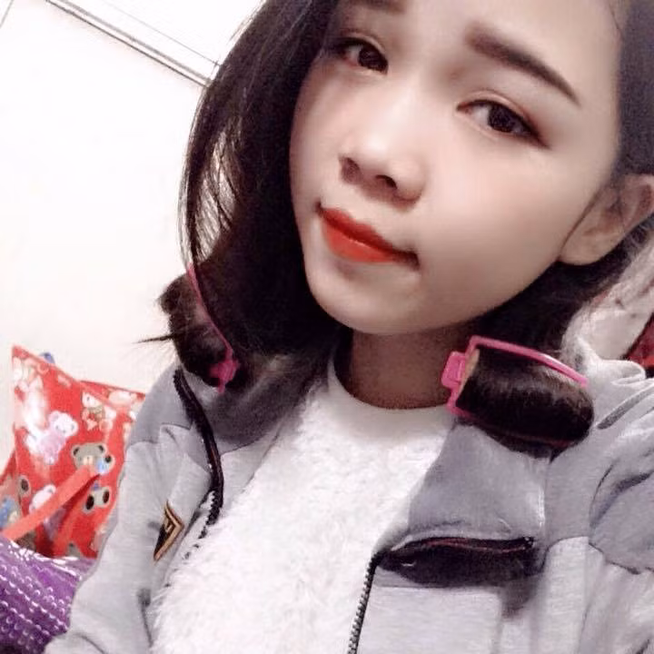 Hình ảnh và những dòng tâm sự của cô dâu 9X Nguyễn Thị Huyền được truyền đến nhiều fanpage dành cho phụ nữ và không quá bất ngờ khi các chị em ở đây đã chia thành 2 phe, một tỏ ra đồng cảm, bảo vệ cho Huyền, một lại tỏ ra không vừa lòng, cho rằng những việc mà Huyền đã trải qua "chưa là gì" so với quãng thời gian mà họ đi làm dâu.