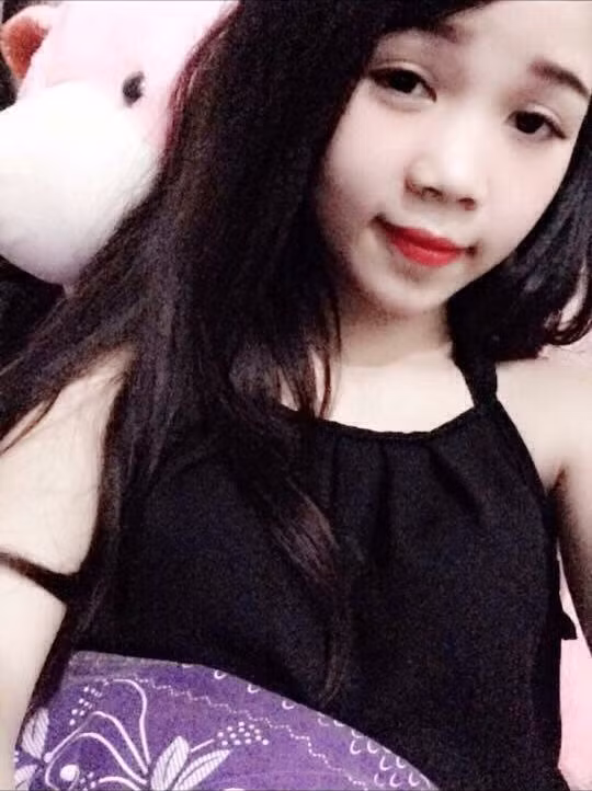 Chủ nhân của bức ảnh đang gây xôn xao mạng Việt là Nguyễn Thị Huyền, 20 tuổi, quê Hà Giang nhưng lấy chồng và đang sinh sống ở Hà Nội. Huyền là người đăng bức ảnh cô ngồi rửa bát một mình trong ngày giỗ của nhà chồng và tiết lộ số lượng lên đến 17 mâm bát đũa và hoàn toàn chỉ có một mình cô "đánh vật" và "xử đẹp" tất cả chúng. Sẽ không có gì đáng nói nếu như bức ảnh đó không được lan truyền đến nhiều diễn đàn, fanpage dành cho phụ nữ, dẫn đến làm nảy sinh những cuộc tranh cãi xoay quanh số lượng 17 mâm bát đũa cũng như phản ứng của cô dâu mới Nguyễn Thị Huyền.