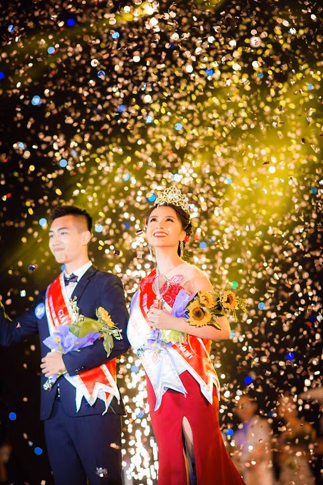 Sau đêm chung kết cuộc thi "Miss and Mr VNU 2016" - "Học sinh, sinh viên Đại học Quốc gia thanh lịch 2016" (30/11), Bá Thị Thu Huệ, 19 tuổi, sinh viên khoa Ngôn ngữ và Văn hóa Nhật Bản, Đại học Ngoại ngữ, Đại học Quốc gia Hà Nội đã trở thành tân Hoa khôi của trường. Nhan sắc nổi bật, phong thái tự tin, tài năng đa dạng và sự thông minh thể hiện qua phần trả lời ứng xử đã giúp Thu Huệ chinh phục được các giám khảo cũng như các giảng viên, sinh viên đến tham dự đêm chung kết cuộc thi tìm kiếm tài sắc sinh viên Đại học Quốc gia Hà Nội. Ảnh: Đoàn Huấn.