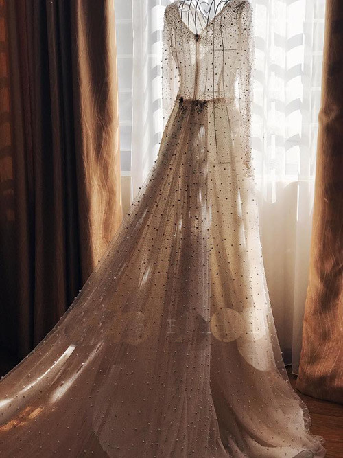 Được biết, chiếc váy cưới tôn vẻ đẹp mỏng manh, nữ tính này được hình thành dựa trên ý tưởng muốn biến mình thành một cô dâu xinh đẹp, dịu dàng của chính Mai Ngọc. Nó cũng được nhiều người nhận xét là "tác phẩm" váy cưới đẹp nhất, ấn tượng nhất trong đám cưới của các nhân vật nổi tiếng ở Việt Nam trong thời gian gần đây.