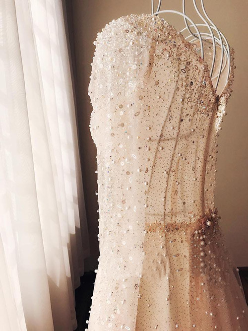 Theo nhận xét của nhiều dân mạng, diện chiếc váy này cùng với đôi giày pha lê mà Mai Ngọc đã khoe trong một bức ảnh trước đó thì hình ảnh của cô dễ khiến cho mọi người liên tưởng tới nhân vật nàng Lọ Lem trong truyện cổ tích. Với trang phục này "cô gái thời tiết" vừa thể hiện được vẻ đẹp, sức cuốn hút vốn có, vừa khéo léo thể hiện được gout thời trang tinh tế và sự đẳng cấp của mình.