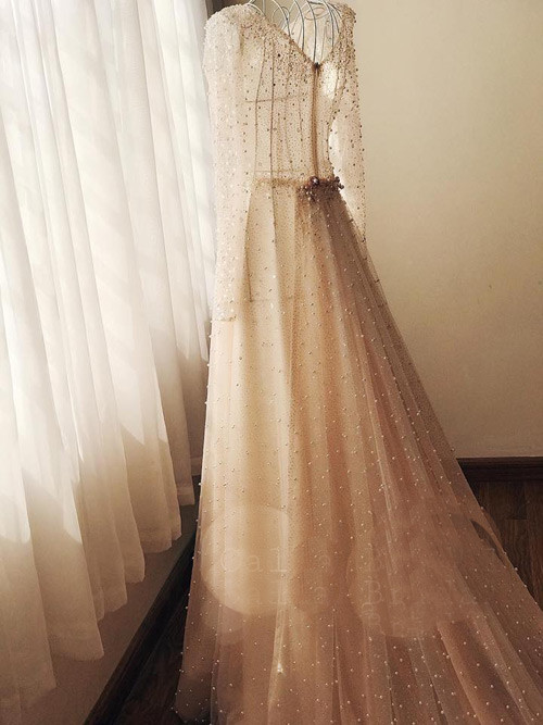 Không chỉ là một MC, BTV tài giỏi về chuyên môn, Mai Ngọc từ lâu còn được biết đến như một cô gái có phong cách thời trang rất ấn tượng và đẳng cấp. Và cô đã thể hiện cái gout của mình thông qua những trang phục, bộ váy cưới cô lựa chọn trong lễ ăn hỏi và lễ thành hôn của mình. Ấn tượng nhất đối với các vị khách, dân mạng chính là bộ váy cưới đính 10 nghìn viên pha lê mà "cô gái thời tiết" mặc trong lễ thành hôn hôm 2/12 vừa qua.