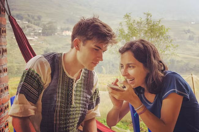 Chỉ trong một khoảng thời gian ngắn, bộ ảnh du lịch ở Việt Nam của chàng trai ngoại quốc này đã thu hút hàng chục nghìn lượt xem, like và chia sẻ trên mạng xã hội Việt. Và cũng không mất nhiều thời gian để chị em, các bạn nữ người Việt tìm ra những thông tin cá nhân cơ bản về người khiến họ ngẩn ngơ, "yêu ngay từ cái nhìn đầu tiên" này.