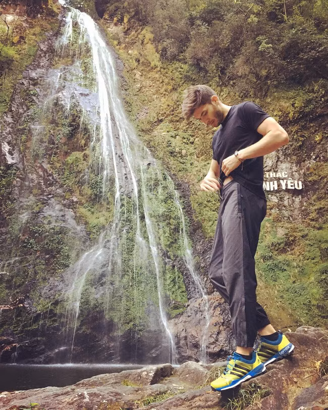 Mọi sự tập trung, tâm điểm đều hướng về Andy cùng với vẻ nam tính, đẹp trai của anh. Trên một số fanpage dành cho các hội chị em, đã có rất nhiều thành viên phải "không kiềm chế được bản thân" khi ngắm nghía những bức ảnh Andy chụp ở Việt Nam. Những bình luận kiểu như: "Chồng em đây mà!", "Anh ơi về với vợ đi" hay "Anh ơi làm rể Việt Nam thôi"... được các chị em sử dụng rất nhiều như một cách "sống ảo" và thể hiện sự phát cuồng của họ với vẻ ngoài của Andy.