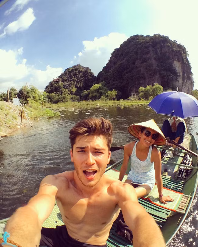 Theo tìm hiểu, chàng trai Tây đang khiến nhiều chị em Việt Nam "thầm thương trộm nhớ" tên thật là Andy Oshima, hiện đang sinh sống và làm việc ở Nhật Bản. Andy có mẹ là người Canada, bố là người Nhật Bản nhưng có thể thấy ngay rằng những nét Tây trên ngoại hình của Andy nổi bật hơn hoàn toàn.