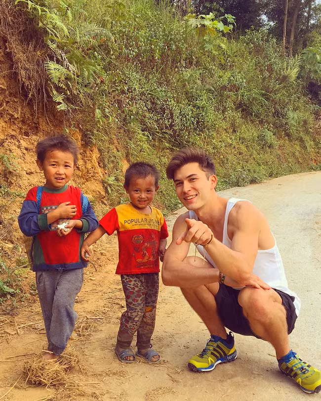 Chang Tay du lich VN khien chi em thi nhau nhan la... chong