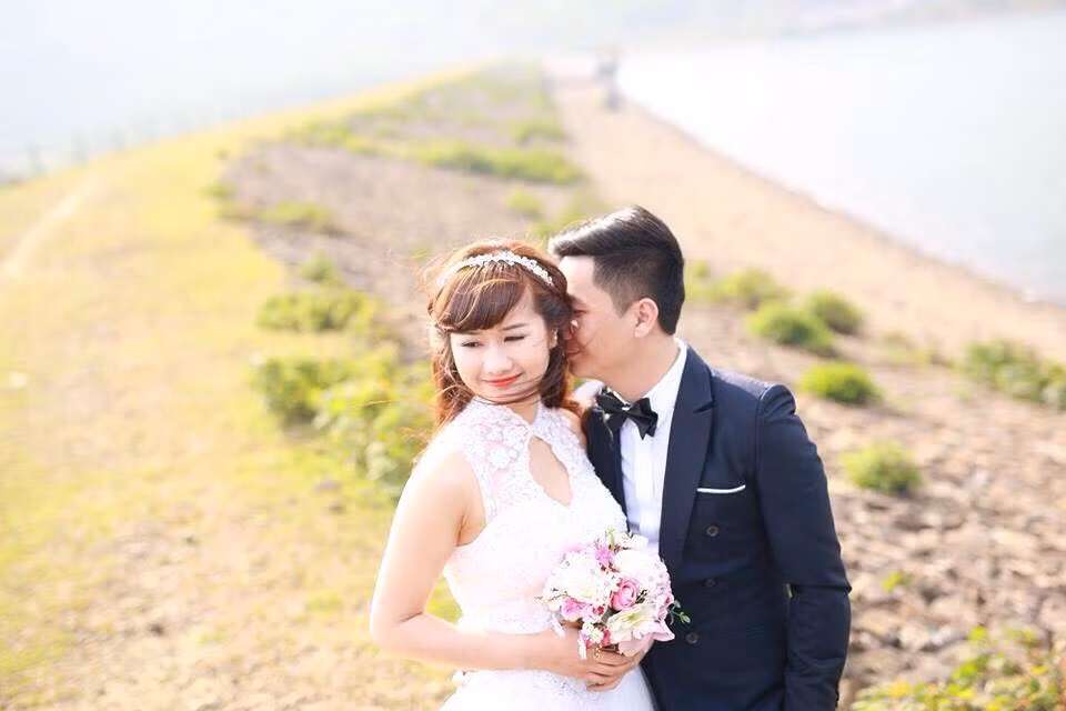 Biết vợ muộn phiền vì phải hy sinh nhan sắc cho quãng thời gian mang thai, sinh nở, anh Tuấn Anh rất biết cách động viên và chăm sóc vợ. Theo lời kể của Cẩm Nhung: "Anh rất chiều mình. Vợ thích ăn gì anh đều sẵn sàng đi mua ngay dù đang đêm khuya hay trưa nắng gắt. Anh chẳng bao giờ chê bai mình nửa lời. Khi mình than xấu, than béo, anh động viên: Mọi việc rồi sẽ qua thôi em à, anh tin, em sẽ trở lại hình dáng ban đầu".