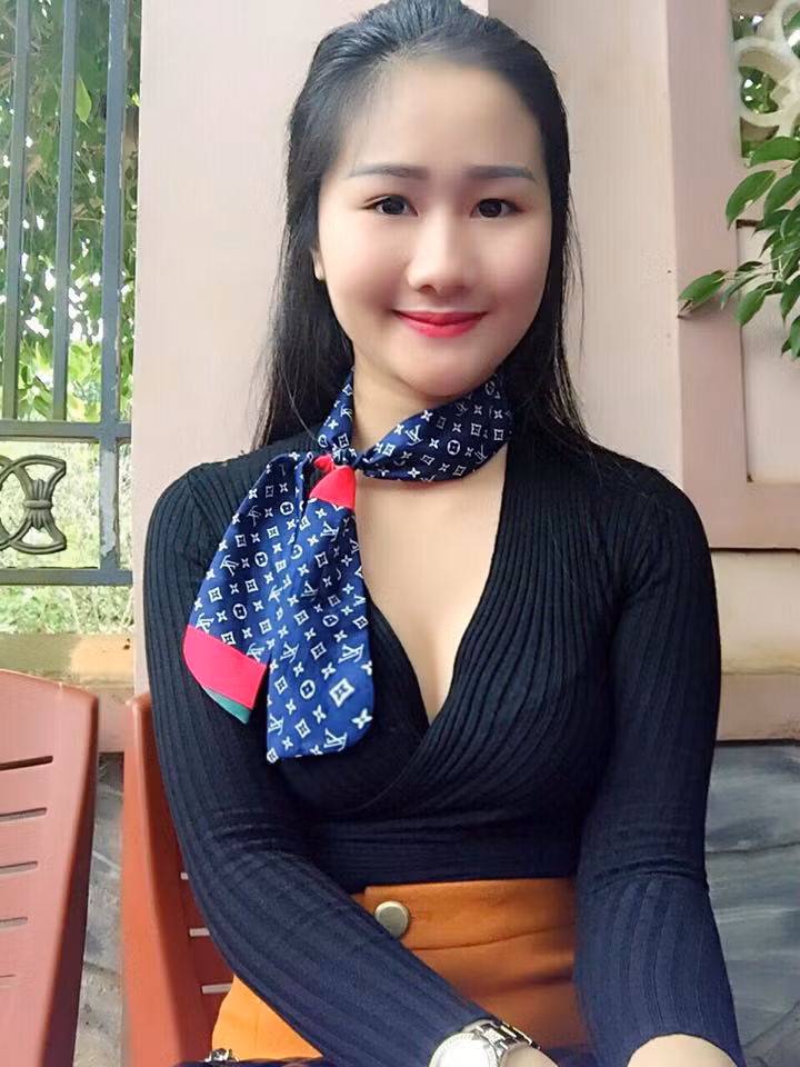 Trước khi lấy chồng và mang bầu, Đặng Cẩm Nhung là một 9X rất xinh đẹp, sở hữu làn da trắng mịn màng và dáng người đẫy đà khá gợi cảm. Tuy nhiên từ khi mang bầu, nhan sắc của cô thực sự "tụt dốc", thay đổi theo hướng "không thể tiêu cực hơn". Điều này đã khiến cô gái trẻ cảm thấy vô cùng tự ti, thậm chí buồn phiền, stress nặng, đau khổ khi có ai đó nhận xét thẳng thừng về ngoại hình của cô sau một khoảng thời gian dài không gặp mặt.