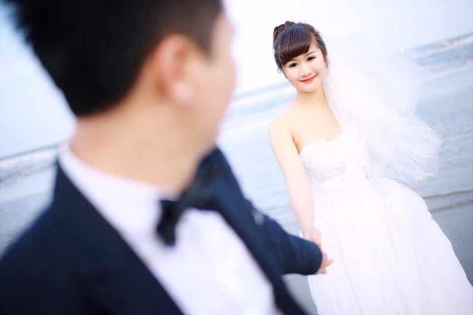 Không chỉ thấu hiểu, biết động viên vợ, anh Tuấn Anh còn sẵn sàng làm nhiều công việc khác nhau để phụ giúp vợ, để Cẩm Nhung có thêm thời gian nghỉ ngơi cũng như chăm sóc bản thân, sớm trở về với thân hình đẹp ngày nào. Hành động của anh Tuấn Anh khiến rất nhiều chị em ghen tị, cho rằng chỉ cần có một người chồng như vậy thì mọi điều khó khăn, những suy nghĩ chán chường của chị em trong cuộc sống sẽ được nhanh chóng giải quyết.