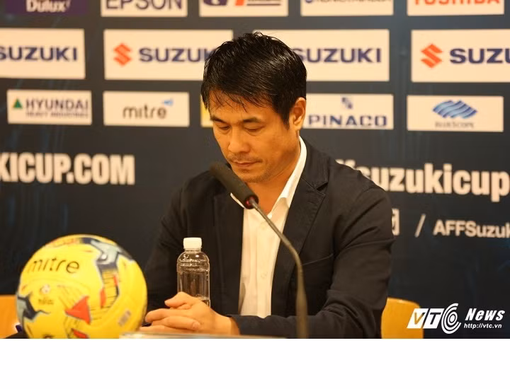 Về phía ban lãnh đạo và HLV Việt Nam sau trận đấu vừa qua, cá nhân ông Nguyễn Hữu Thắng cảm thấy rất tiếc nuối vì ĐT Việt Nam đã thi đấu quật cường nhưng vẫn không thể giành được chiến thắng. HLV Hữu Thắng cũng để lộ ý muốn xin từ chức, rời khỏi ghế HLV trưởng ĐT Việt Nam. Nếu điều này xảy ra, chắc chắn sẽ lại là một biến động lớn trong dòng chảy bóng đá Việt Nam thời gian tới. Ảnh: VTC.