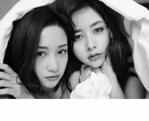 Với lợi thế về ngoại hình, vẻ đẹp thuần khiết, Jun Vũ luôn khiến các fan phải trầm trồ mỗi khi khoe những bộ ảnh mới của mình. Mới đây, thiên thần xinh đẹp này còn rủ thêm cô bạn thân cũng là một hot girl Thái Lan rất nổi tiếng để chụp chung một bộ ảnh... mà theo mô tả của rất nhiều dân mạng Việt thì nó được ví một bộ "siêu phẩm" thực sự. Hai cô gái trẻ với khuôn mặt xinh đẹp, thần thái hút hồn người đã khiến các fan Việt Nam và Thái Lan ngây ngất khi ngắm những bức ảnh này.