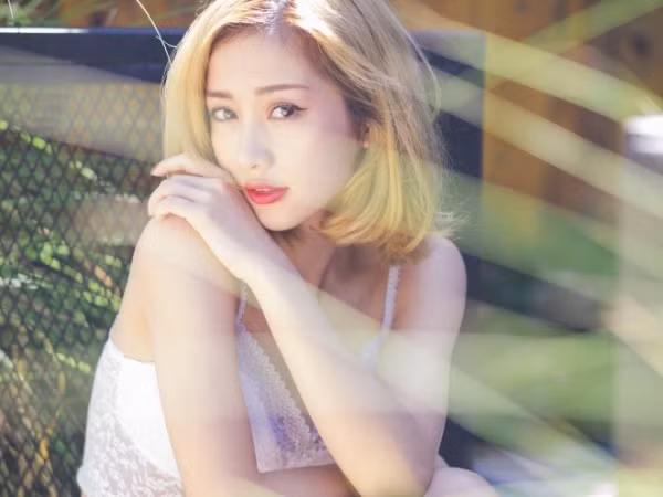 Ở Trung Quốc, Jun Vũ được so sánh với hot girl trà sữa Chương Chiết Thiên, thậm chí còn được ví von như "Angela Baby phiên bản 2.0" nhờ vẻ đẹp tựa thiên thần của mình. Có thể thấy Jun Vũ đang có tầm "phủ sóng" rất rộng và cô là một trong số rất ít những hot girl thế hệ mới có tài năng, danh tiếng thực sự được biết đến và công nhận ở nhiều quốc gia như vậy. Ảnh trong bài: Facebook nhân vật.