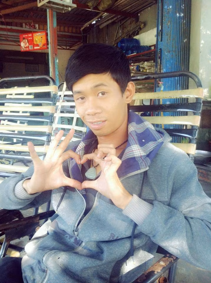 Trước đây, ngoài những đoạn clip "nhí nhố" gây cười cho dân mạng, Thánh Sò luôn giữ hình ảnh, phong cách của một chàng trai đích thực. Nhưng khoảng vài tháng gần đây, đặc biệt là sau khi chụp ảnh cùng với Tùng Sơn, nhân vật này dường như đã "biến chất". Thánh Sò đột nhiên thích giả gái, ưỡn ẹo và ẻo lả giống hệt Tùng Sơn khiến người xem các clip, hình ảnh trên Facebook không rõ giới tính thật của "anh ta" là gì?