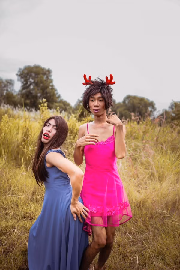 Sau Tùng Sơn, mới đây dân mạng Việt lại được một phen "hết hồn" khi chứng kiến độ "lầy" của một " thảm họa mạng" mới với phong cách tương tự. Trong bộ ảnh mới nhất, Tùng Sơn xuất hiện cùng một chàng trai có thân hình gầy guộc, đen nhẻm cùng cách ăn mặc giống con gái rất riêm rúa, màu mè... khiến nhiều dân mạng không khỏi lắc đầu ngán ngẩm.