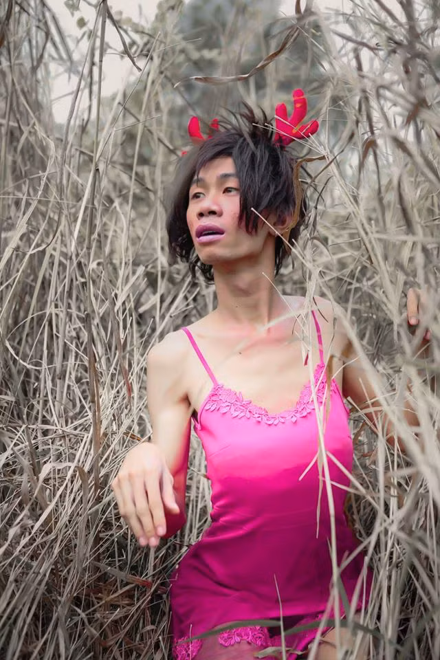 Dựa vào cách ăn mặc và trang điểm của nhân vật này, nhiều dân mạng tạm phong cho anh ta biệt danh "công chúa tuần lộc". Dù chưa rõ mục đích thực sự đằng sau ý tưởng của bộ ảnh "không thể xấu hơn" này là gì, nhưng điều mà đông đảo các bạn trẻ, dân mạng cảm thấy duy nhất sau khi xem những tấm hình này là sự chỉ là sự phản cảm và lố bịch. Nhân vật mặc áo hồng, để đầu tóc rối bù này cũng được xem là "dựa hơi" Tùng Sơn để gây được sự chú ý với mọi người.