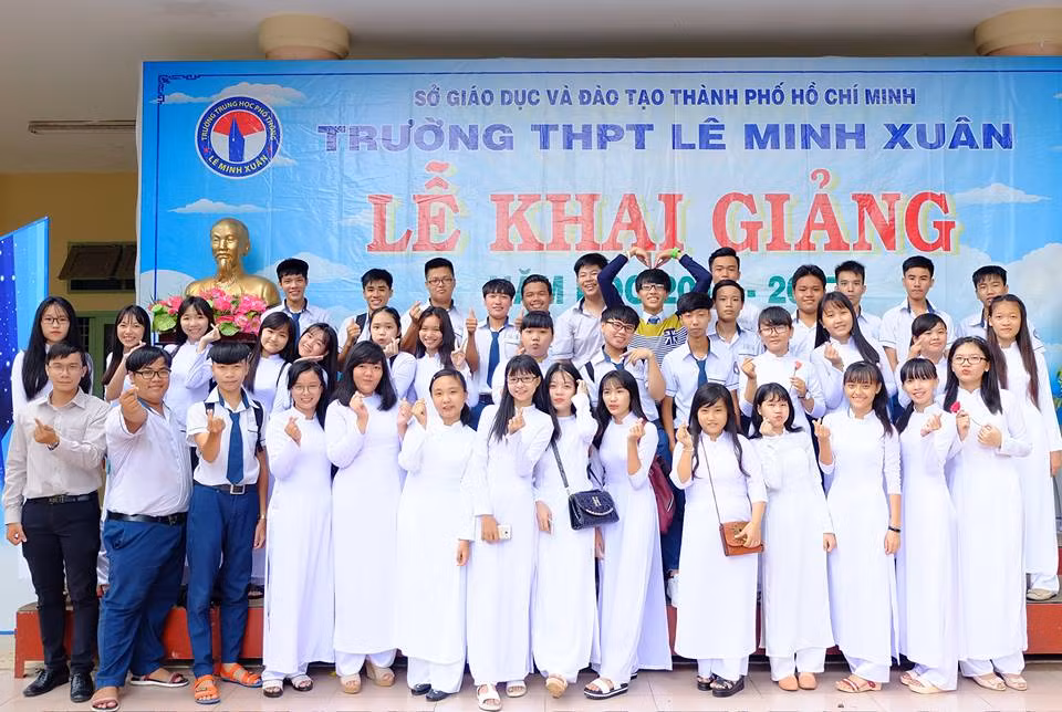 "Thầy không biết bao nhiêu năm qua rồi, Thầy không biết mình ngày mai ra sao. Điều thầy biết năm nay thầy chủ nhiệm B8 nên có vài điều chia sẻ với lớp ta. Thầy rất thích xem Tâm, Trinh chuyện trò. Thầy không muốn Bình hạng vậy đâu nha. Tình yêu thầy dù không mấy lời nhưng thầy tin Mỹ rất thích học và luyện tập môn tiếng Anh"... những ca từ đơn giản nhưng tạo cảm giác rất thân quen, gần gũi của thầy Đức chắc chắn đã khiến các học sinh của lớp 11B8 cảm thấy vô cùng thích thú. Các bạn học sinh ở các ngôi trường, các lớp học khác chắc chắn cũng có phần ghen tị, mong muốn được một người trẻ trung, tâm lý như thầy Đức làm chủ nhiệm.