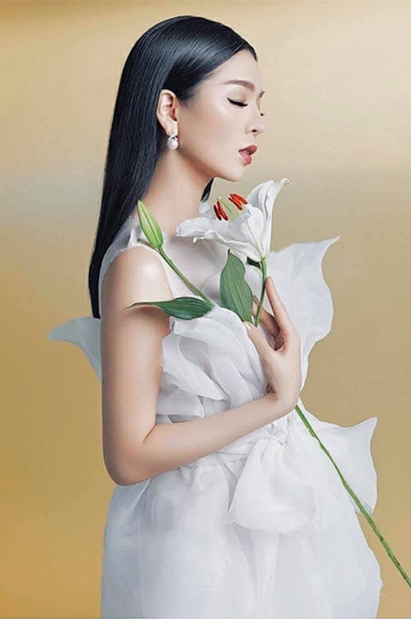 Lựa chọn thiết kế có phần bèo từng tầng lớp cũng giúp che phủ vòng 1 hiệu quả. Chi tiết này có khả năng tạo độ phồng, vừa giúp phần ngực đầy đặn hơn vừa tránh tình huống gây hiểu nhầm.