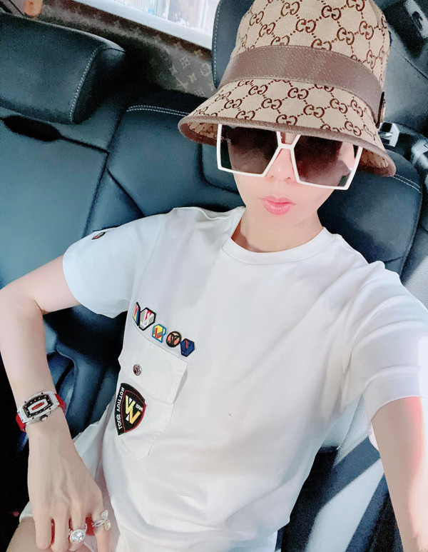 Nếu như đồ mỏng khiến bạn dễ để lộ điểm nhạy cảm thì trang phục dày dặn sẽ giúp chị em không đối diện những khoảnh khắc hớ hênh. Tuy nhiên, mặc đồ quá dày lại gây cảm giác bức bối, khó chịu cho các quý cô. Vì thế, chị em chú ý chọn trang phục chất liệu dày vừa phải như linen, cotton để che đi điểm nhạy cảm ở phần ngực.