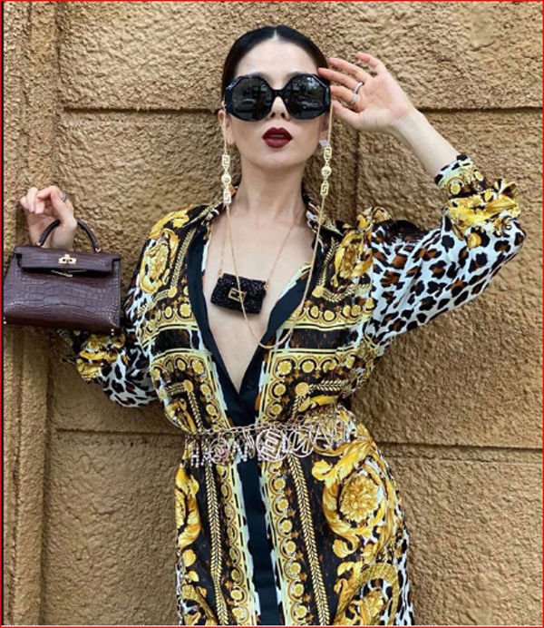 Để tránh hiểu lầm đáng tiếc như trường hợp của nữ ca sĩ, chị em nên tránh trang phục có đính cúc, phụ kiện tập trung ở 2 bên đầu ngực. Mặc những thiết kế này, nhìn từ xa rất dễ gây hiểu nhầm để lộ nhũ hoa.