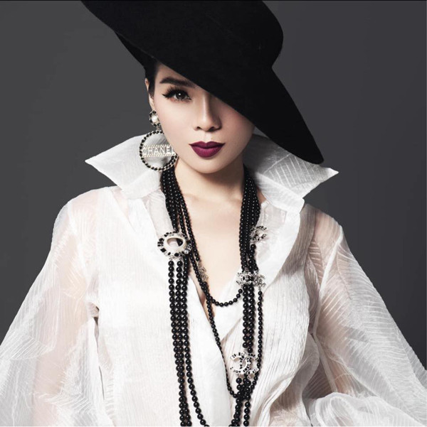 Kể từ khi bén duyên với bạn trai Lâm Bảo Châu, ca sĩ Lệ Quyên ngày càng có sự thăng hạng về vóc dáng, nhan sắc lẫn phong cách thời trang. (Ảnh: FBNV)