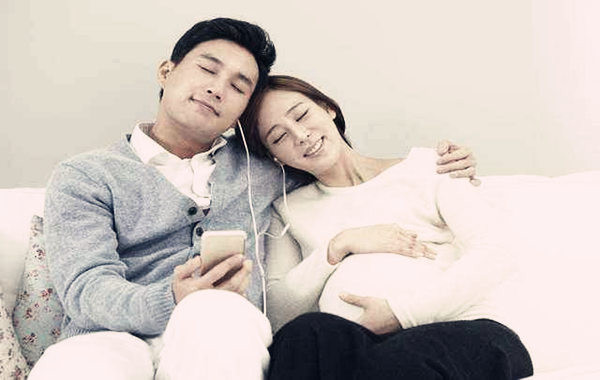 Lời thì thầm yêu thương rất có ý nghĩa với những cặp vợ chồng già, đôi khi nó có thể cứu hôn nhân đi vào “ngõ cụt”. Nguyên nhân bởi lời nói giúp họ cảm nhận nửa kia vẫn dành tình cảm, trân trọng mình.