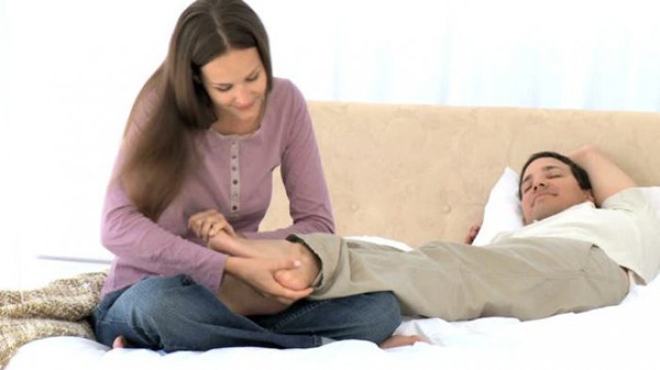 Xoa bóp cho đối phương: Sau ngày dài làm việc mệt mỏi, buổi tối về nhà nhiều người chỉ muốn nằm dài nghỉ ngơi. Hàng ngày lặp đi lặp lại quá trình này sẽ khiến tình cảm nguội lạnh.