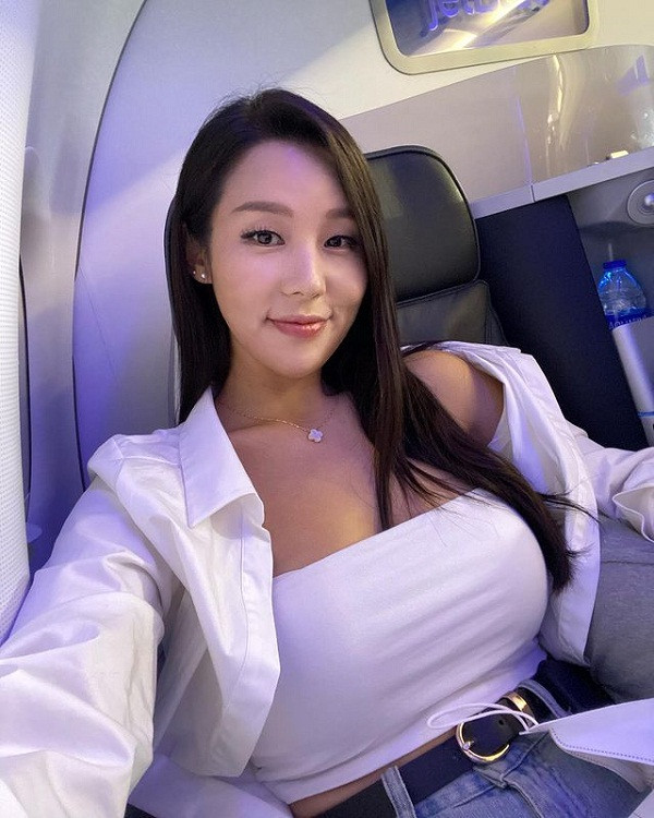 Tính kỷ luật của Li Eubi còn thể hiện rõ trong nỗ lực tập luyện giữ dáng. Sở hữu vóc dáng "bốc lửa" song không vì thế mà người đẹp bỏ bê rèn luyện. Không chỉ lên kế hoạch tỉ mỉ, cô còn tranh thủ tập khi có thời gian rảnh.