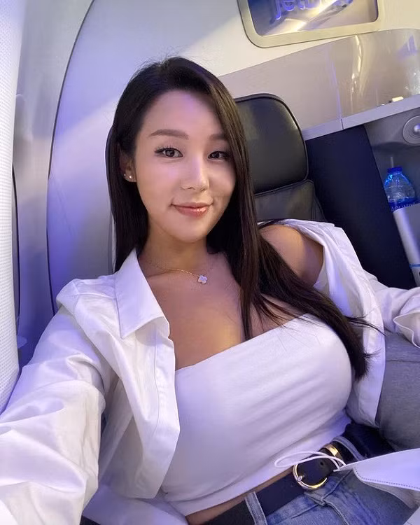 Tính kỷ luật của Li Eubi còn thể hiện rõ trong nỗ lực tập luyện giữ dáng. Sở hữu vóc dáng "bốc lửa" song không vì thế mà người đẹp bỏ bê rèn luyện. Không chỉ lên kế hoạch tỉ mỉ, cô còn tranh thủ tập khi có thời gian rảnh.