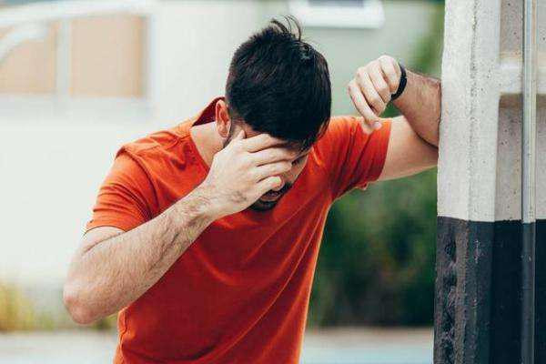 Bên cạnh việc nhấn mạnh các thói quen buổi sáng hại gan, chuyên gia sức khỏe còn nêu những dấu hiệu bệnh gan cần hết sức chú trọng dưới đây.