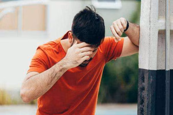 Bên cạnh việc nhấn mạnh các thói quen buổi sáng hại gan, chuyên gia sức khỏe còn nêu những dấu hiệu bệnh gan cần hết sức chú trọng dưới đây.